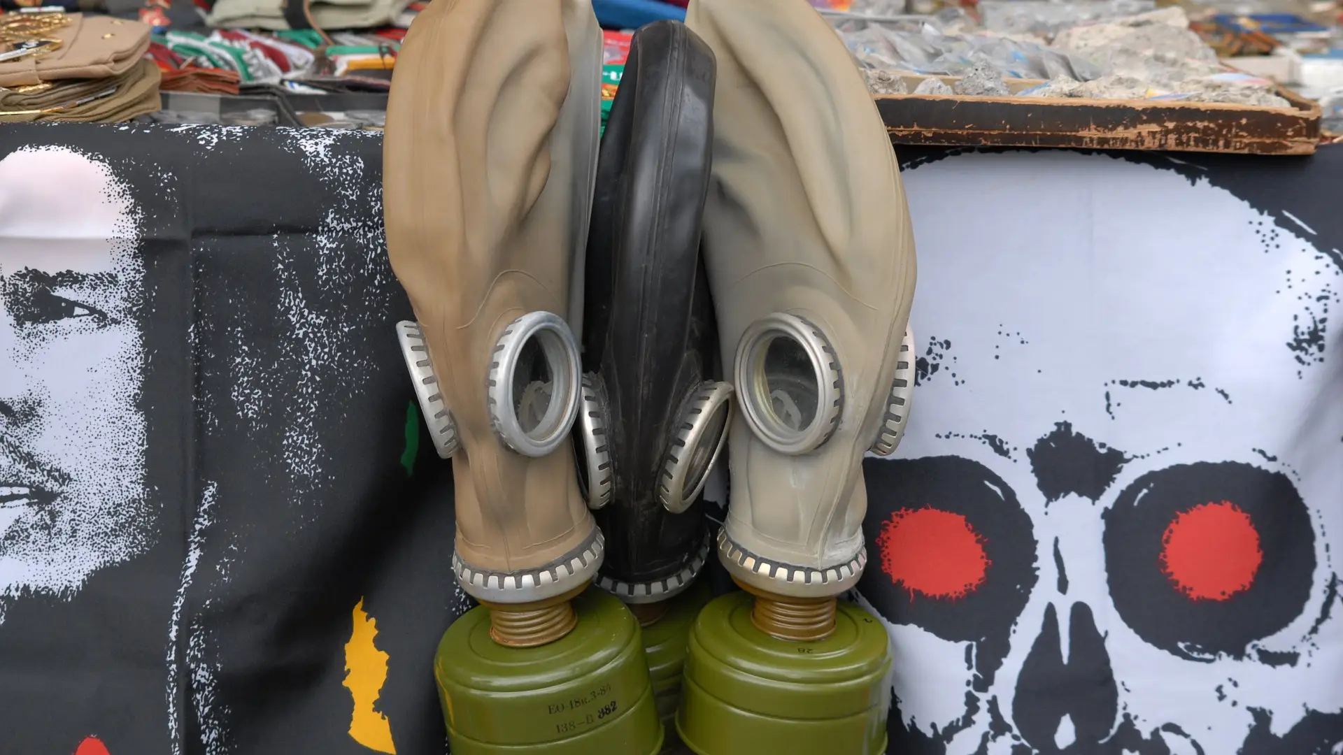 Imagen de dos máscaras de gas. Imagen de dos máscaras de gas.