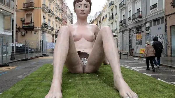 Imagen de la falla a la que han destrozado la zona genital Imagen de la falla a la que han destrozado la zona genital