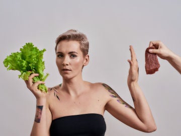 Mujer vegana dice no a la carne.