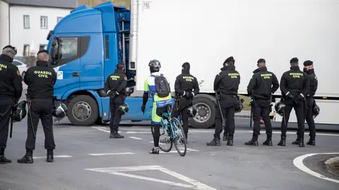 Agentes de las fuerzas y cuerpos de seguridad del Estado en Galicia actúan para facilitar el tránsito de camiones entre los piquetes que secundan el paro del transporte, en una fotografía de ayer. Agentes de las fuerzas y cuerpos de seguridad del Estado en Galicia actúan para facilitar el tránsito de camiones entre los piquetes que secundan el paro del transporte, en una fotografía de ayer.