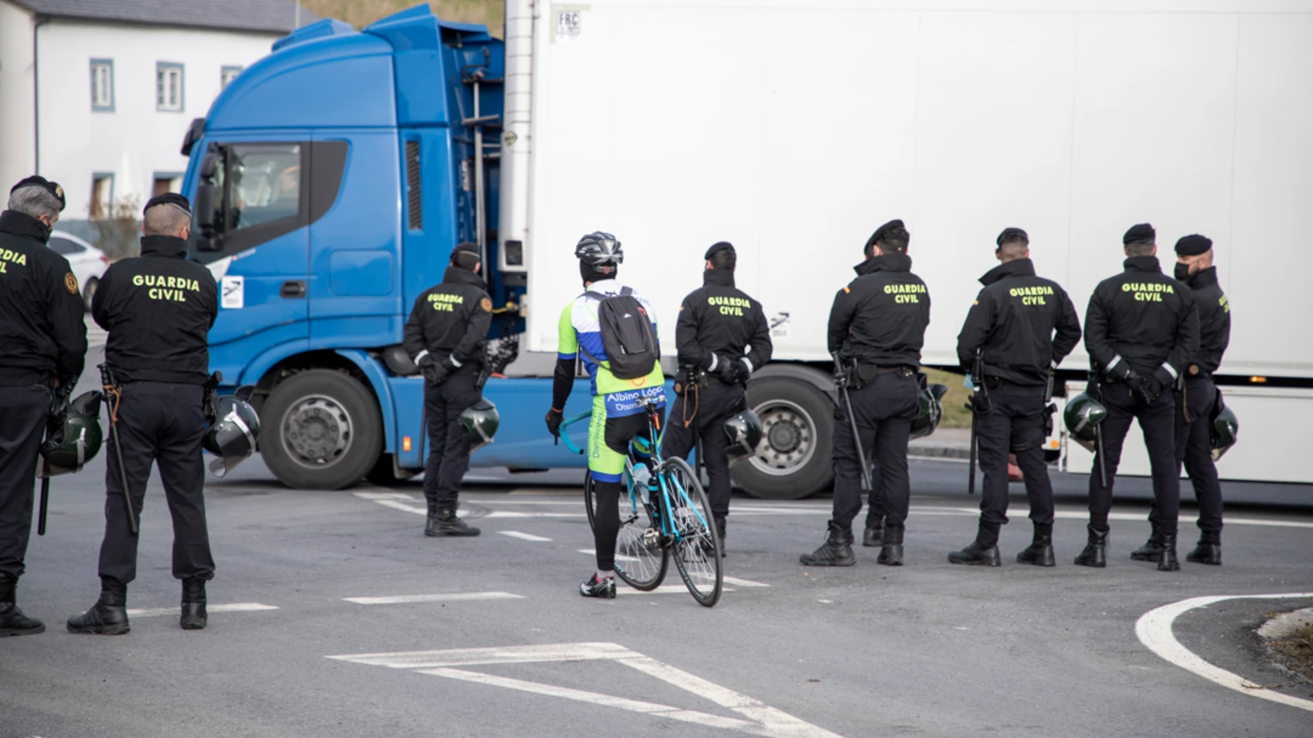 Agentes de las fuerzas y cuerpos de seguridad del Estado en Galicia actúan para facilitar el tránsito de camiones entre los piquetes que secundan el paro del transporte, en una fotografía de ayer.