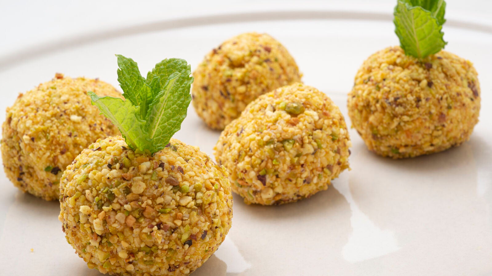 Un postre exquisito: trufas blancas con pistacho