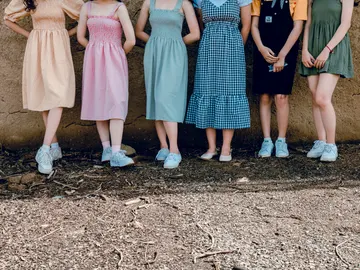 Chicas con vestido Chicas con vestido