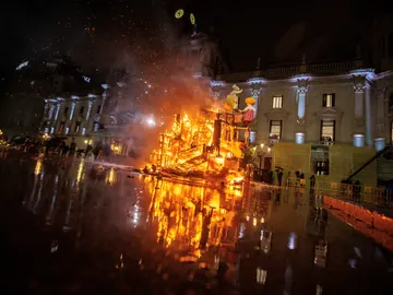 Valencia despide a sus fallas en una jornada marcada por la intensa lluvia y el viento Valencia despide a sus fallas en una jornada marcada por la intensa lluvia y el viento