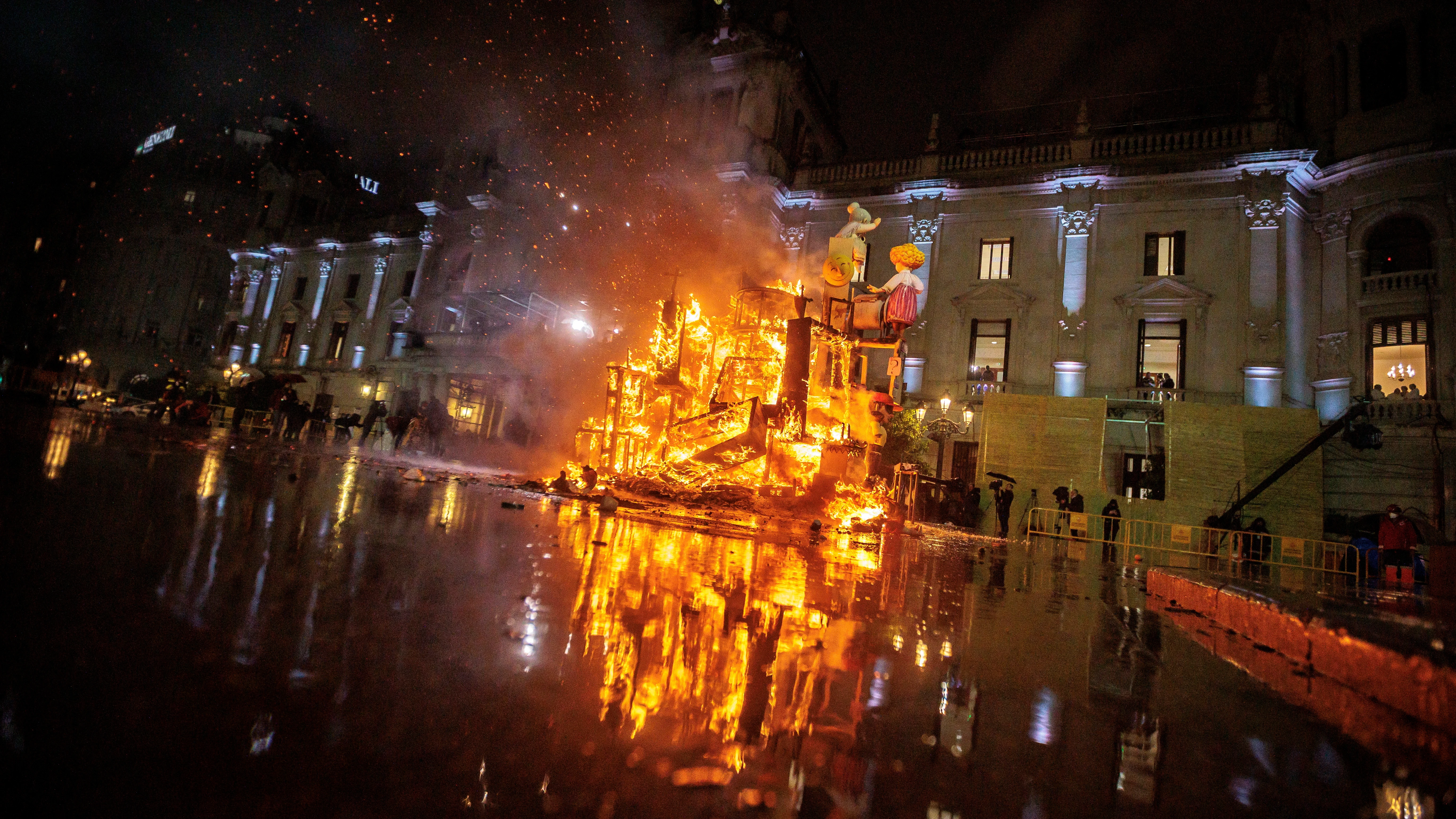 Valencia despide a sus fallas en una jornada marcada por la intensa lluvia y el viento Valencia despide a sus fallas en una jornada marcada por la intensa lluvia y el viento