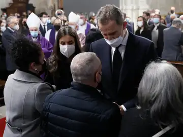 El rey Felipe y la reina Letizia durante el funeral en memoria de los 21 marineros fallecidos en el naufragio del pesquero "Villa de Pitanxo" El rey Felipe y la reina Letizia durante el funeral en memoria de los 21 marineros fallecidos en el naufragio del pesquero "Villa de Pitanxo"