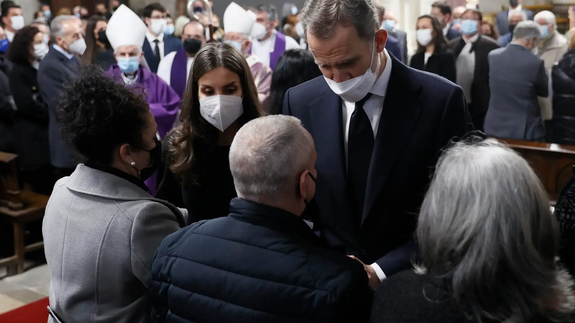El rey Felipe y la reina Letizia durante el funeral en memoria de los 21 marineros fallecidos en el naufragio del pesquero "Villa de Pitanxo" El rey Felipe y la reina Letizia durante el funeral en memoria de los 21 marineros fallecidos en el naufragio del pesquero "Villa de Pitanxo"