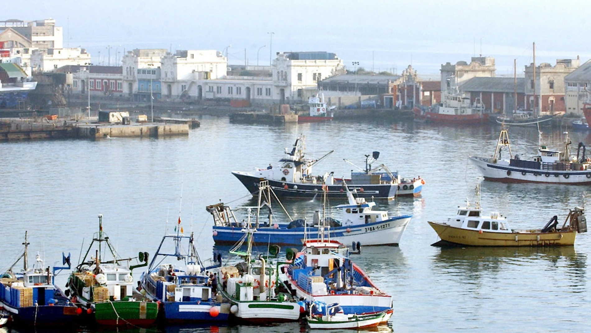 La flota pesquera española, ante la subida del combustible, permanecerá amarrada a puerto hasta el próximo miércoles día 23 de marzo, cuando la Federación Nacional de Cofradías de Pescadores mantendrá una reunión con el ministro de Agricultura, Pesca y Alimentación, Luis Planas