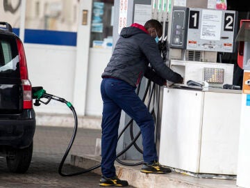 Un hombre reposta gasolina en una foto de archivo