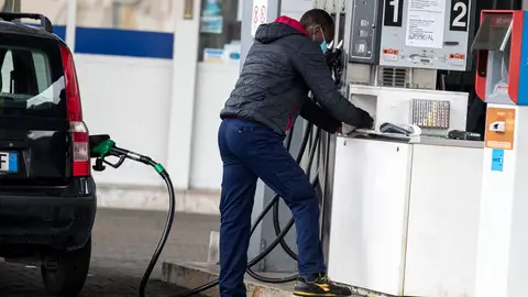 Un hombre reposta gasolina en una foto de archivo Un hombre reposta gasolina en una foto de archivo