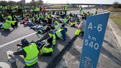 Transportistas en la Autovía del Noroeste A-6 a la altura del municipio lucense de O Corgo Transportistas en la Autovía del Noroeste A-6 a la altura del municipio lucense de O Corgo