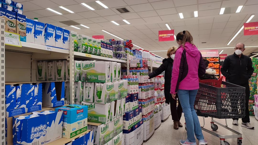 Varias personas compran leche en un supermercado de Madrid Varias personas compran leche en un supermercado de Madrid