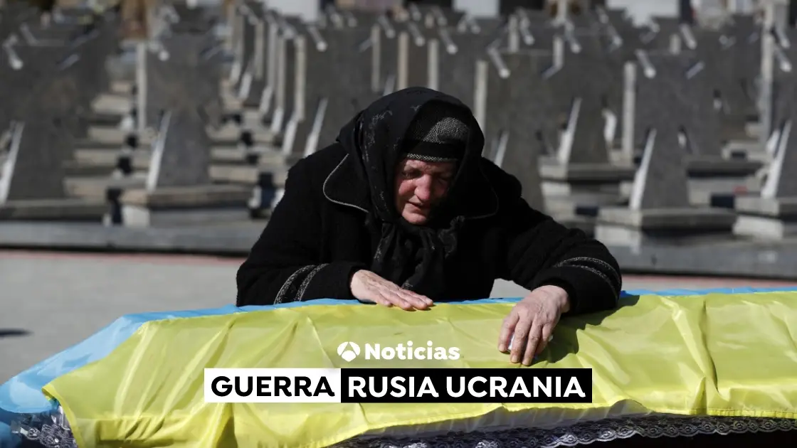 Una mujer llora junto al ata&uacute;d de un familiar