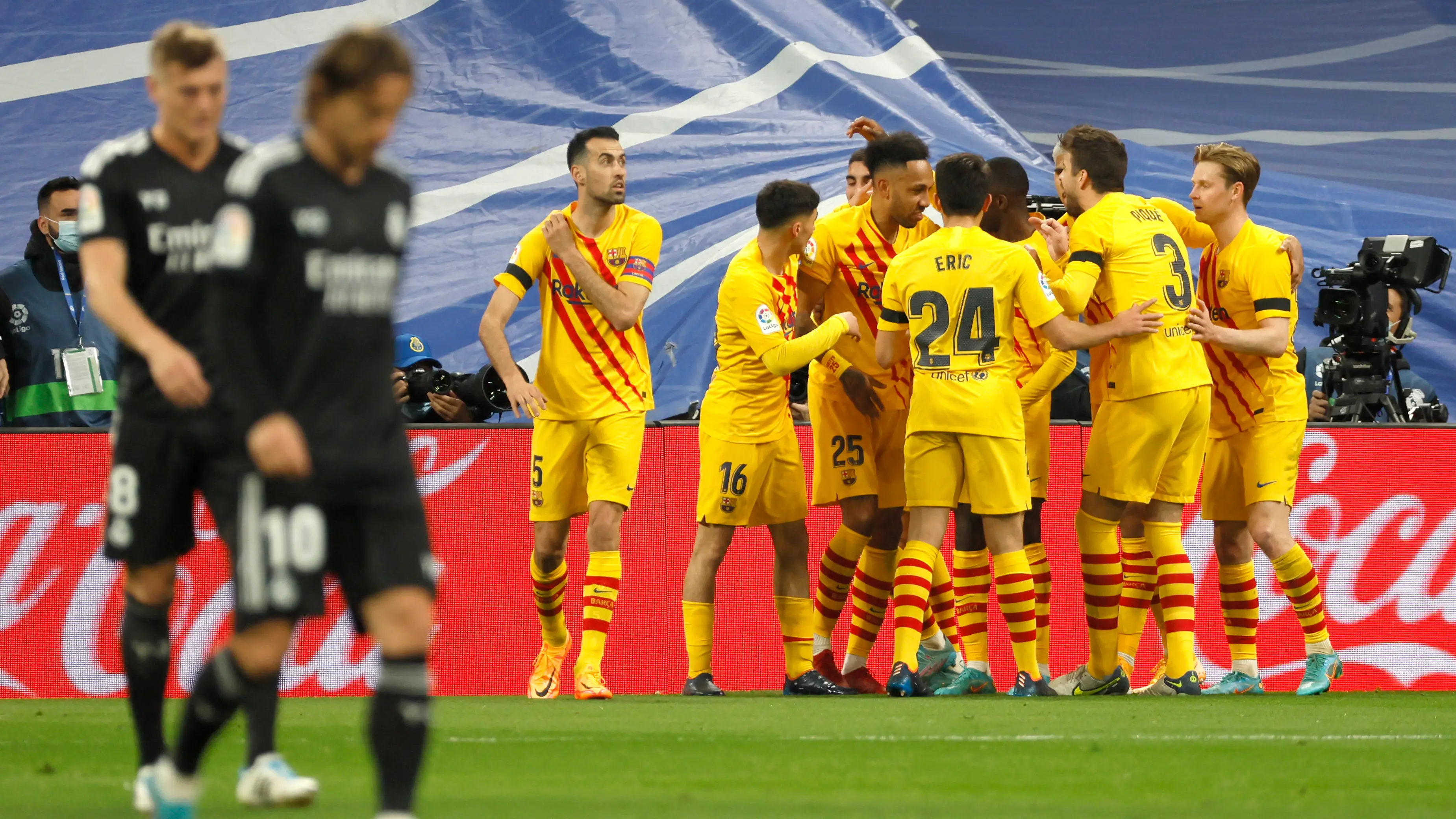 El Barcelona celebra el gol de Aubameyang El Barcelona celebra el gol de Aubameyang