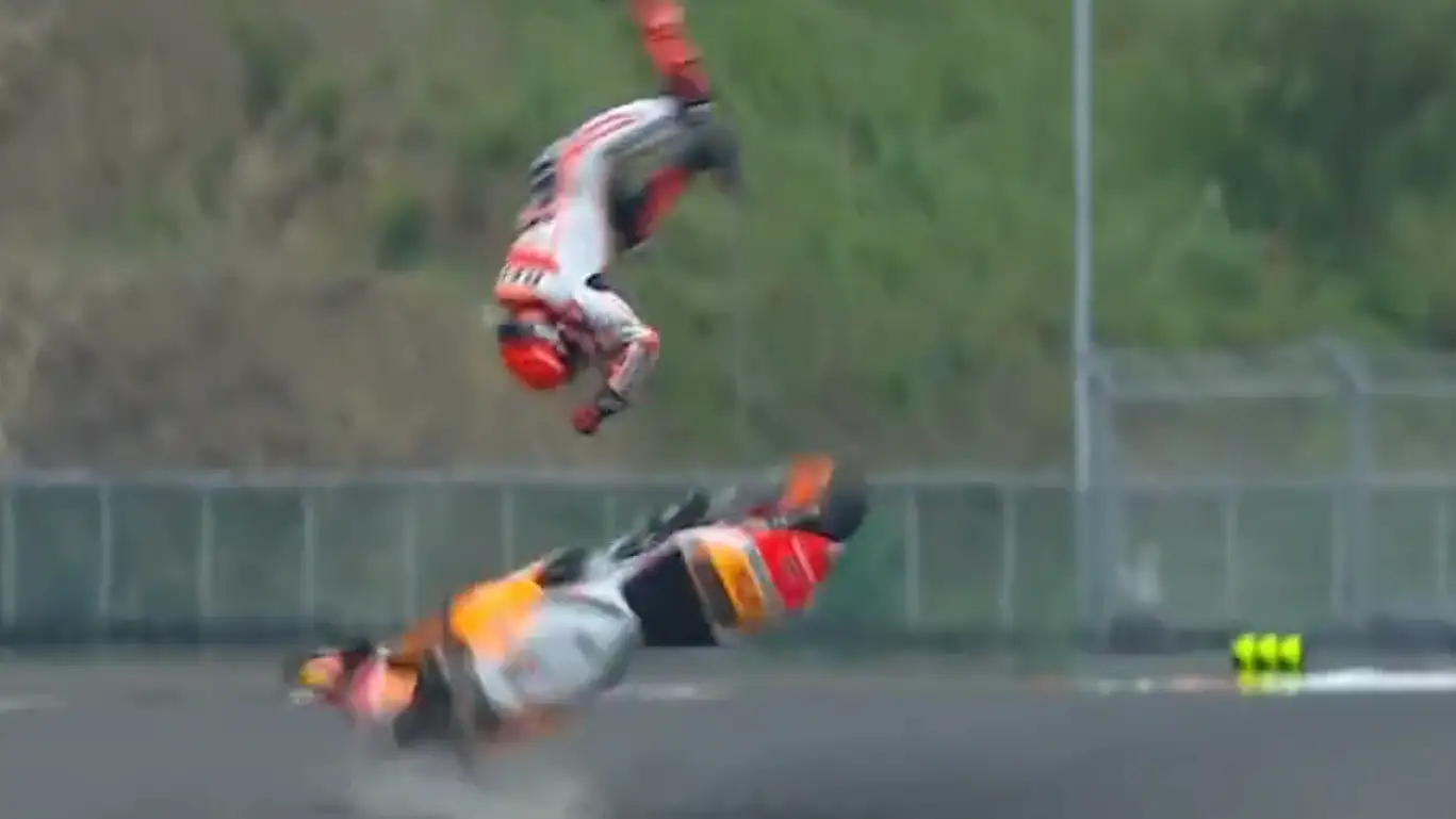 Marc Márquez sufre un brutal accidente antes de la carrera y es evacuado al hospital Marc Márquez sufre un brutal accidente antes de la carrera y es evacuado al hospital
