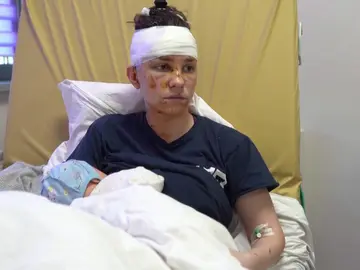 El milagro de Olga y su bebé, bombardeadas en Kiev: "Mi hija estaba llena de cristales y sangre" El milagro de Olga y su bebé, bombardeadas en Kiev: "Mi hija estaba llena de cristales y sangre"