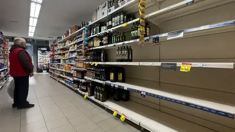 Una estantería de supermercado en Madrid Una estantería de supermercado en Madrid