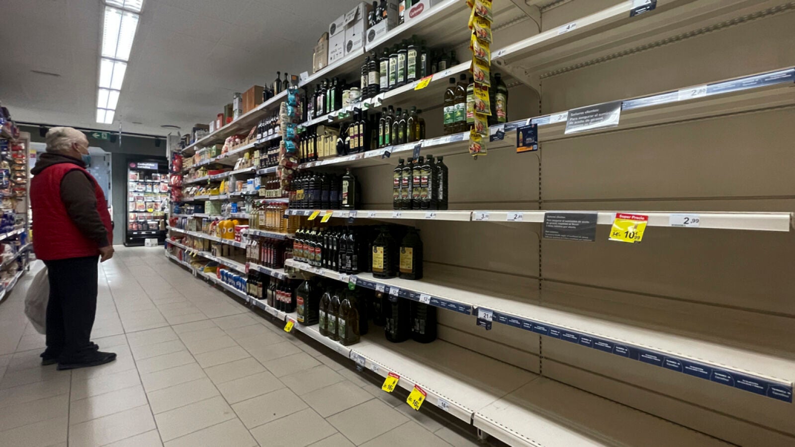 El paro en el transporte multiplica ya en los supermercados el precio de alimentos básicos 