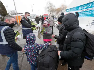 Un niño refugiado ucraniano se reúne con su familia Un niño refugiado ucraniano se reúne con su familia