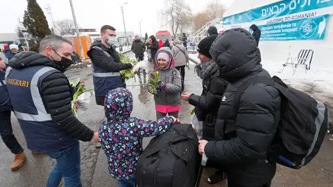 Un niño refugiado ucraniano se reúne con su familia Un niño refugiado ucraniano se reúne con su familia