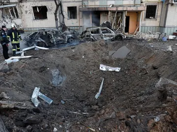 Cráter producido por un misil ruso Cráter producido por un misil ruso