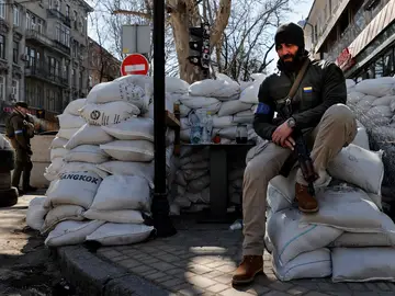 Dos soldados hacen guardia en puesto de control en el centro de la ciudad de Odesa