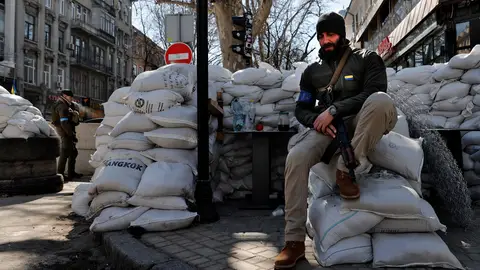 Dos soldados hacen guardia en puesto de control en el centro de la ciudad de Odesa Dos soldados hacen guardia en puesto de control en el centro de la ciudad de Odesa