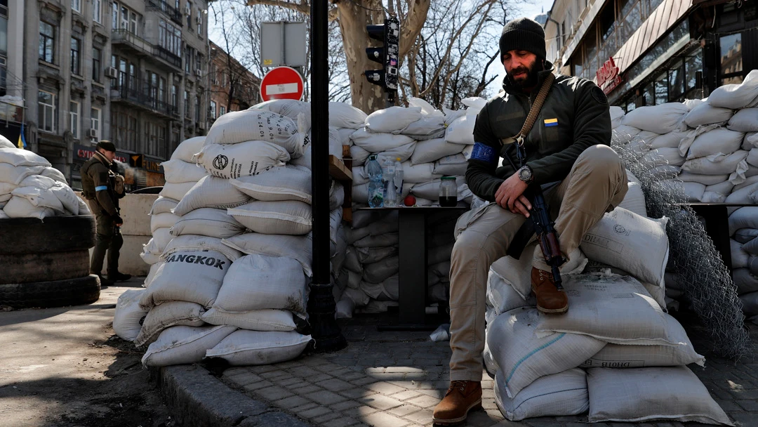 Dos soldados hacen guardia en puesto de control en el centro de la ciudad de Odesa Dos soldados hacen guardia en puesto de control en el centro de la ciudad de Odesa