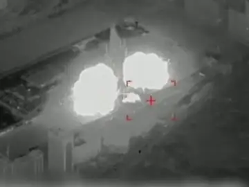 El video del momento en el que un misil ruso de alta precisión destruye un centro comercial en Kiev