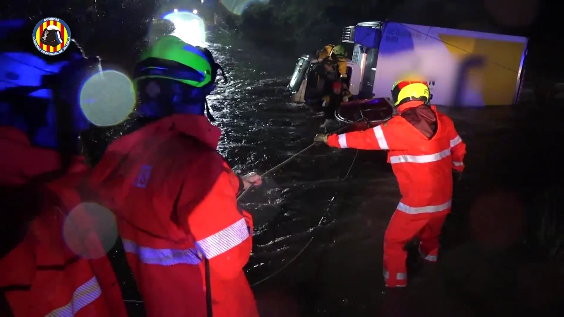 Así ha sido el aparatoso rescate de dos camioneros en Valencia cuando estaban a punto de ser arrastrados por la riada