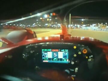 La espectacular lucha entre Leclerc y Verstappen en el GP de Bahréin vista desde la cámara del Ferrari