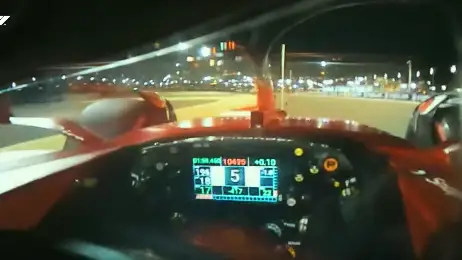 La espectacular lucha entre Leclerc y Verstappen en el GP de Bahr&eacute;in vista desde la c&aacute;mara del Ferrari