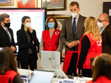 Los reyes visitan la Cruz Roja Los reyes visitan la Cruz Roja