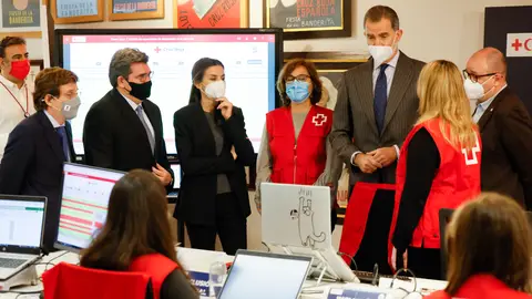 Los reyes visitan la Cruz Roja Los reyes visitan la Cruz Roja