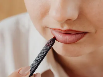 Chica perfilándose los labios Chica perfilándose los labios