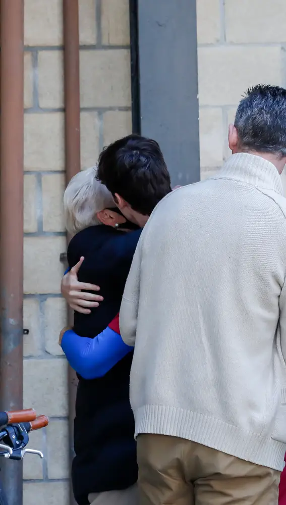 Pablo Urdangarin abrazando a su abuela, Claire Liebaert