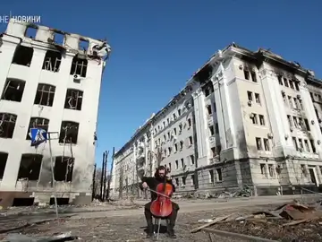 Un violonchelista toca música en medio de la guerra de Ucrania