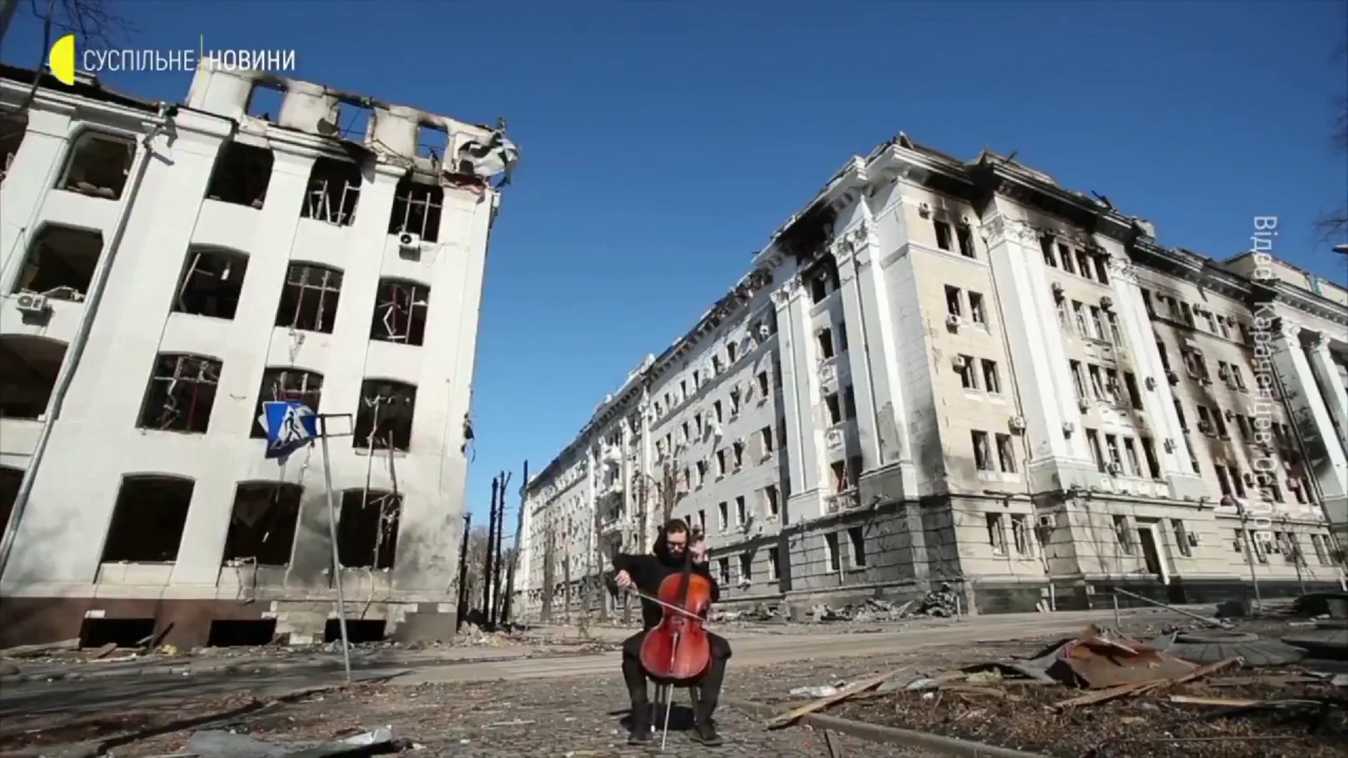 Un violonchelista toca música en medio de la guerra de Ucrania Un violonchelista toca música en medio de la guerra de Ucrania