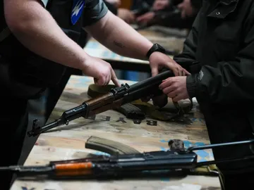 Ucrania busca a un soldado ruso por violar a una mujer Ucrania busca a un soldado ruso por violar a una mujer