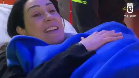 Una mujer se pone de parto frente al portal de su casa en Madrid Una mujer se pone de parto frente al portal de su casa en Madrid