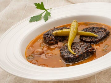 Receta de alubias pintas con acelgas y morcilla, de Arguiñano: "Esto es salud"