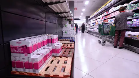 Estantes vacíos en un supermercado Estantes vacíos en un supermercado