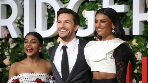 Charithra Chandran, Jonathan Bailey y Simone Ashley en el estreno de 'Los Bridgerton'