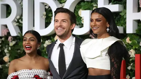 Charithra Chandran, Jonathan Bailey y Simone Ashley en el estreno de 'Los Bridgerton' Charithra Chandran, Jonathan Bailey y Simone Ashley en el estreno de 'Los Bridgerton'
