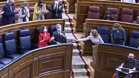 Marlaska ignora a la ministra Raquel Sánchez y le hace la 'cobra' al ofrecerle la mano Marlaska ignora a la ministra Raquel Sánchez y le hace la 'cobra' al ofrecerle la mano