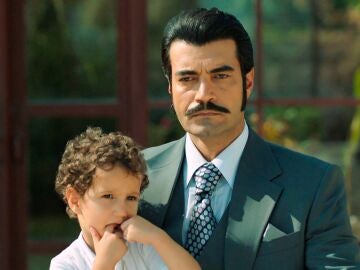 Demir reconoce ante toda Çukurova que Yilmaz es el padre bilógico de Adnan 