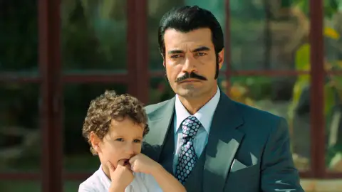 Demir reconoce ante toda Çukurova que Yilmaz es el padre bilógico de Adnan Demir reconoce ante toda Çukurova que Yilmaz es el padre bilógico de Adnan