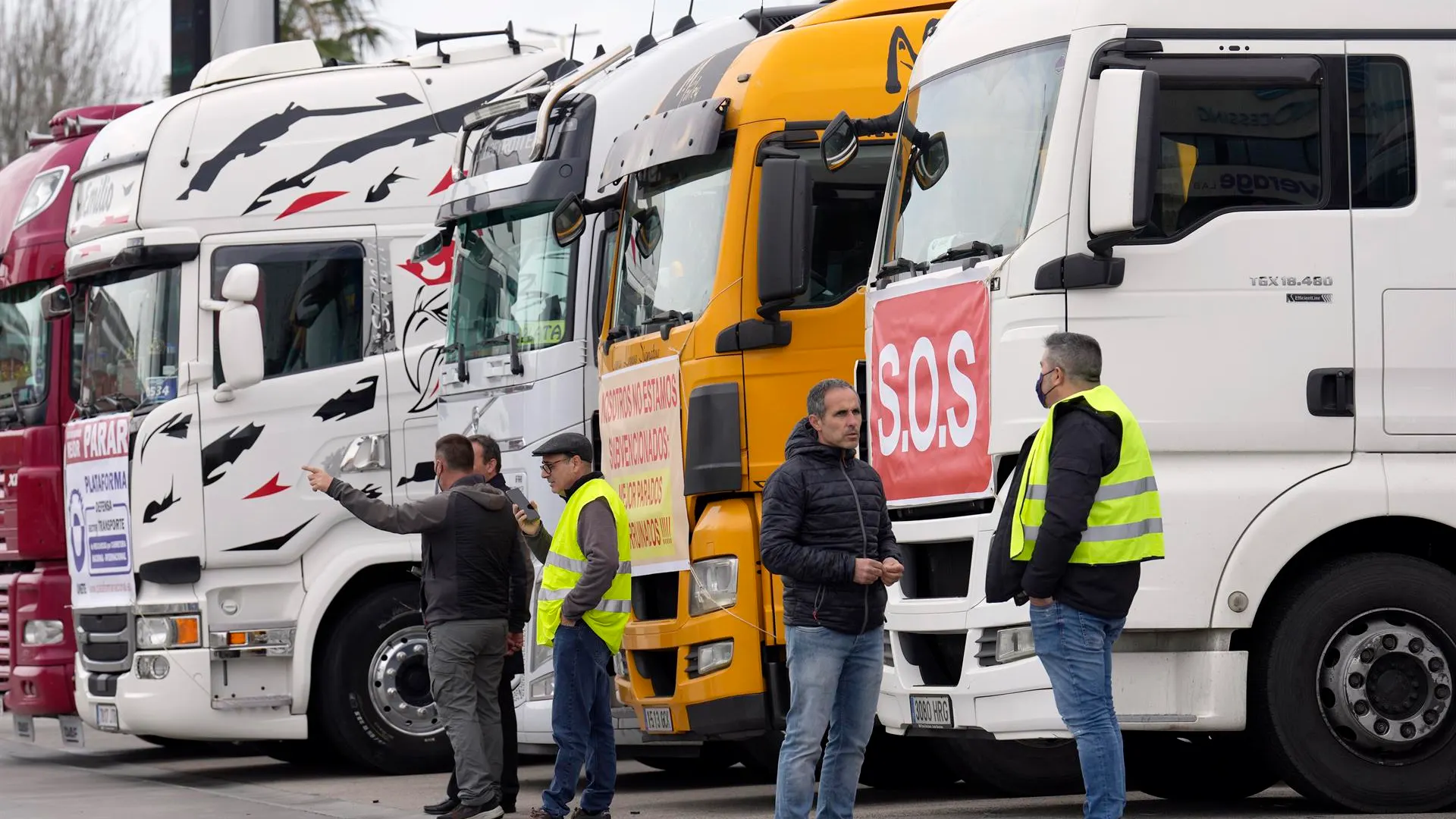 El Gobierno ofrece bonificar hasta 30 céntimos por litro de gasoil a los transportistas para frenar los paros El Gobierno ofrece bonificar hasta 30 céntimos por litro de gasoil a los transportistas para frenar los paros