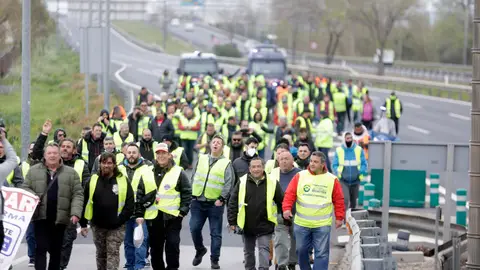 La queja de los camioneros que siguen trabajando: "Están amenazando a los transportistas por el convoy" La queja de los camioneros que siguen trabajando: "Están amenazando a los transportistas por el convoy"