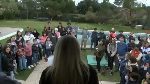 Un banquete y una soprano cantando el himno de Ucrania, así han dado la bienvenida a 19 ucranianos en un chalet en Madrid Un banquete y una soprano cantando el himno de Ucrania, así han dado la bienvenida a 19 ucranianos en un chalet en Madrid